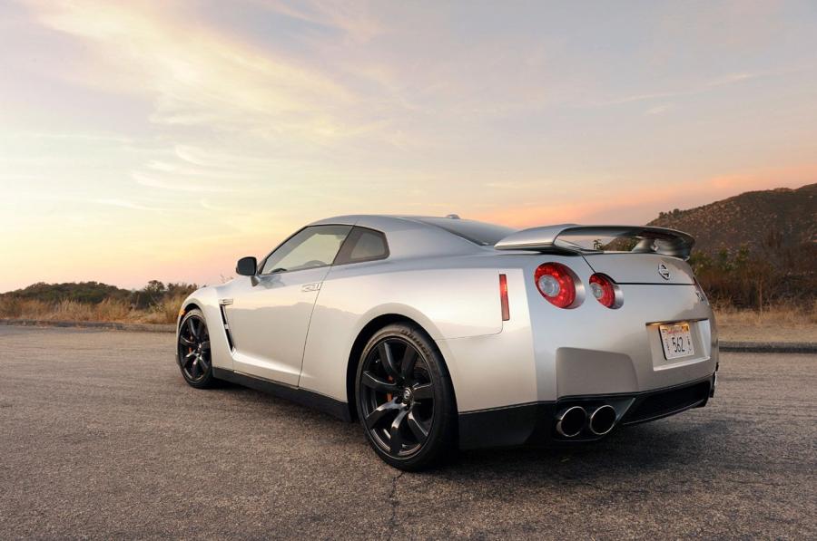  Nissan GT-R 2010 года  (фото 4 из 44)
